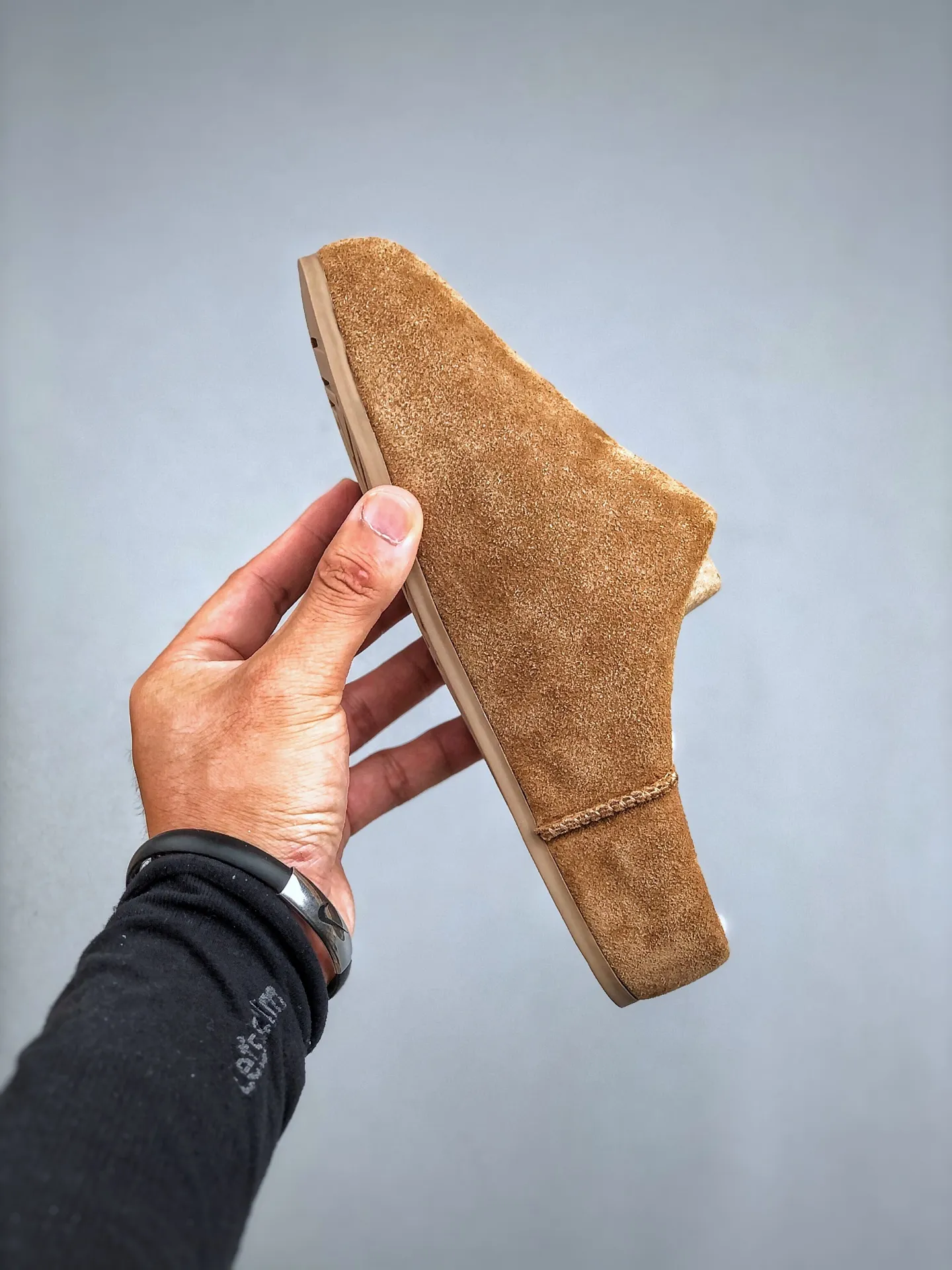 Local pick-up💰560 supports store placement. The top version of ugg on the market. 25 new models. UGG Classic Micro. Classic super mini. Classic boot type with lower cut design. Easy to match at home and out. Produced by a large foreign trade factory in Guangzhou. Toe to insole. Genuine sheep fur integrated. Independent outer box packaging. Chip with waterproof technology. Different from any version on the market. Independently developed original outsole and cashmere insole to keep you warm in winter and suitable for home use. In recent years, uug has launched a style series that is partially geared towards the preferences of young consumers and has also moved to the forefront of fashion trends. Shoe body material Water-repellent coated suede upper 17 mm UGGPURE™ implanted wool insole Lightweight non-slip and comfortable rubber outsole With brand LOGO trademark Comes with a full set of packaging Size: 35-40